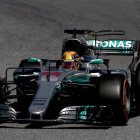 El piloto británico de Mercedes, Lewis Hamilton, durante la tercera sesión de entrenamientos libres del GP de España de F1 que se disputa en el circuito de Barcelona-Catalunya.