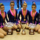 Las seis integrantes del Club Ritmo posan con los trofeos conseguidos en el Nacional de Valladolid.