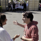Escudero, mientras habla con un manifestante.