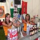 Dos jóvenes del pueblo en el momento de tirar la cerveza en la feria