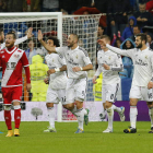 Los jugadores madridistas felicitan a Benzema al marcar el cuarto gol de su equipo.