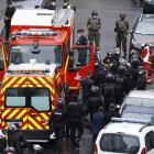 El equipo de rescate en el día del atentado a Charlie Hebdo. IAN LANGSDON