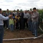 Los participantes en la jornada ecológica cuentan sus experiencias en una finca de Matalobos