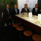 Salguero interviene en presencia del abad Enrique Conty, a su derecha