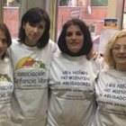 La tercera miembro de la asociación Infancia Libre detenida, a la izquierda.