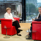 La canciller alemana, Angela Merkel, dio hoy por cerrada la polémica en torno a una posible salida temporal de Grecia de la zona euro, descartó el cese de su ministro de Finanzas, Wolfgang Schäuble, y abogó por "mirar hacia delante".