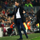El entrenador de la Cultural Víctor Cea durante el partido de vuelta de los dieciseisavos de final de la Copa del Rey disputado en el Camp Nou. ALEJANDRO GARCÍA
