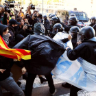 Los Mossos cargaron ayer contra los CDR que trataron de boicotear la marcha de Jusapol. A. GARCÍA