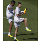 Bale, a la derecha, y Casemiro durante el entrenamiento de ayer.
