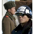 Dos soldados de las dos Coreas en la frontera entre ambos países