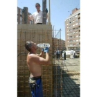 Un obrero leonés bebe agua embotellada en un día de verano