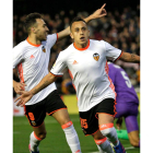 El centrocampista chileno del Valencia, Orellana, celebra su gol ante el Real Madrid. BRUQUE