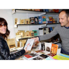 La actriz Maribel Verdú comprando libros en la caseta del editor y librero leonés Héctor Escobar. RAQUEL P. VIECO