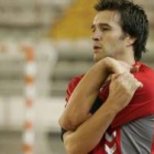 Un guardia civil muestra una de las bolsas incautadas que contiene parte del speed