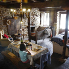 El salón-comedor, los interruptores, parte de la loza y la fachada deEl Barreiro, en Sorbeda del Sil.