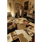 Javier muestra parte del archivo histórico que conserva en la vivienda familiar de León.