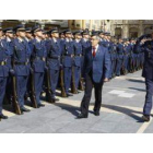 El coronel Pablo José Castillo Bretón y Francisco Fernández pasan revista a las tropas.