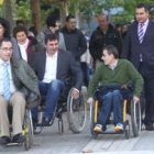 El gerente de Servicios Sociales (izquierda) también se metió en la piel de un discapacitado.
