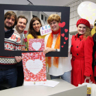 Los protagonistas de la presentación posan con el marco del amor