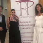 La directiva de la patronal berciana con Eva María Arias. DL