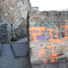La nueva pintada, de color naranja, ha aparecido en el muro del mirador hacia el río Sil. L. DE LA MATA