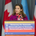 La ministra canadiense de Exteriores, Chrystia Freeland, anuncia la situación se embajada en Venezuela.