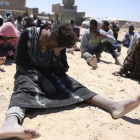 Un grupo de inmigrantes descansan tras ser rescatados por la Guardia Costera libia mientras viajaban en una embarcación hacia Europa, en Trípoli, el 16 de mayo.