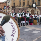 Xuntanza de bandas de gaitas, ayer ante la Catedral. F. OTERO PERANDONES