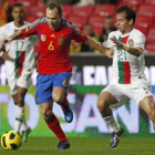 El jugador de la selección portuguesa Joao Pereira disputa el balón con Andrés Iniesta.