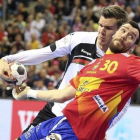El alemán Erik Schmidt tapona el tiro de Gedeón Guardiola durante la final del europeo de balonmano.