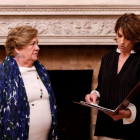 La ministra de Justicia de España, Dolores Delgado,  habla con María Lluisa Gally, nieta del presidente de la Generalitat, Lluis Companys.