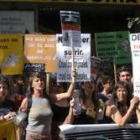Cacerolada convocada ayer en Madrid, frente a la sede del PSOE