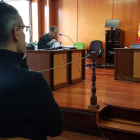 El acusado, sentado en el banquillo, ayer en el juzgado de lo Penal de Ponferrada. DL