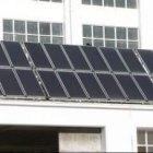 Las placas solares como las de la imagen, la agricultura ecológica y otros sectores forman parte de