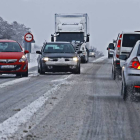 Salida de vehículos en la carretera de Astorga, convertida en una pista de hielo