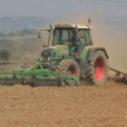 Una máquina prepara el campo para un nuevo cultivo después de la última cosecha.