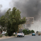 Columnas de humo tras la explosión de un coche durante los enfrentamientos entre los separatistas yemenís y las tropas del Gobierno de Hadi, en Adén, el 31 de enero.