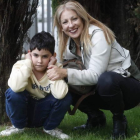 Adam y su madre, Gemma Fradejas, son los rostros visibles de un problema que sufren otras familias con menores con autismo en la salud bucodental. RAMIRO
