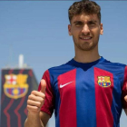 Percan posa con la elástica del FC Barcelona, su nuevo club para las dos próximas temporadas. FC BARCELONA
