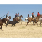 Imagen del encierro de campo de Villaornate, que suele contar con gran presencia de caballistas. MEDINA