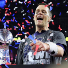 El mariscal de campo de los Patriots de Nueva Inglaterra, Tom Brady, celebra el Trofeo Vince Lombardi después de que los Patriots derrotaron a los Falcons en la prórroga del Super Bowl LI en el Estadio NRG en Houston, Texas,.