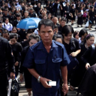 Miles de tailandeses hacen cola para rendir tributo al fallecido rey Bhumibol Adulyadej.