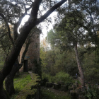 Las torres del Castillete de San Blas son la seña de identidad de esta construcción neogótica y el último exponente de su historia. Víctima del abandono, el vandalismo y el avance de la maleza, el también llamado Castillo Valdés sobrevive a orillas del rí
