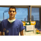 Daniel Oblanca Cuéllar en el Hospital Universitario de Frankfurt. Detrás, el skyline de la ciudad, con las torres de los grandes bancos alemanes y la chimenea de la Heizkraftwerk.