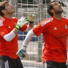 Iker y Diego esperan el balón y quién juega esta noche.