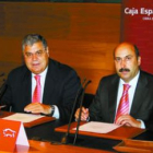 Domingo Fuertes y José Manuel Fernández Corral durante la firma del convenio