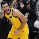 El jugador de Jazz Ricky Rubio celebra su anotacion contra Nuggets