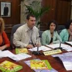 Reiner Cortés, en el centro de la imagen, ayer en la presentación de la revista «Clave Social»