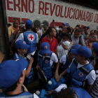 Miembros de la Cruz Roja reparten el primer cargamento de ayuda humanitaria que llegó a Venezuela.