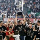 Los jugadores y técnicos del Valencia CF festejan su victoria por 2-1 ante el FC Barcelona en la final de la Copa del Rey. JOSE MANUEL VIDAL